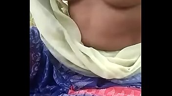 Русская шлюха-домохозяйка в серой футболке лобызает мохнатому типу
